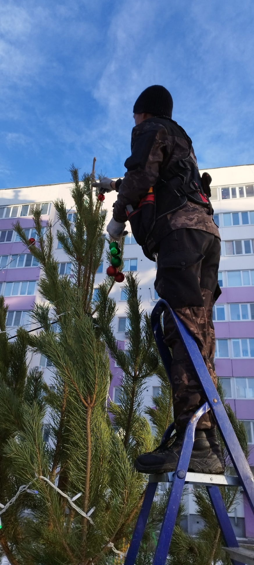 Наряжаем главные символы Нового года во дворах